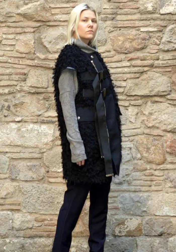 UJOH BELTED SHAGGY VEST BLACK