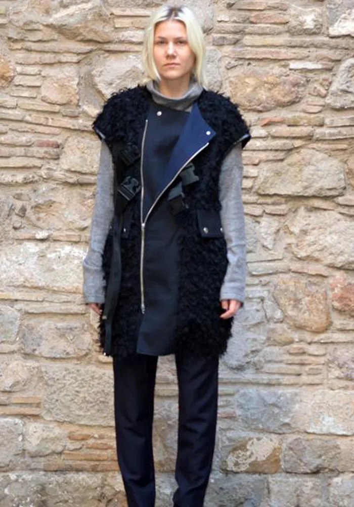 UJOH BELTED SHAGGY VEST BLACK