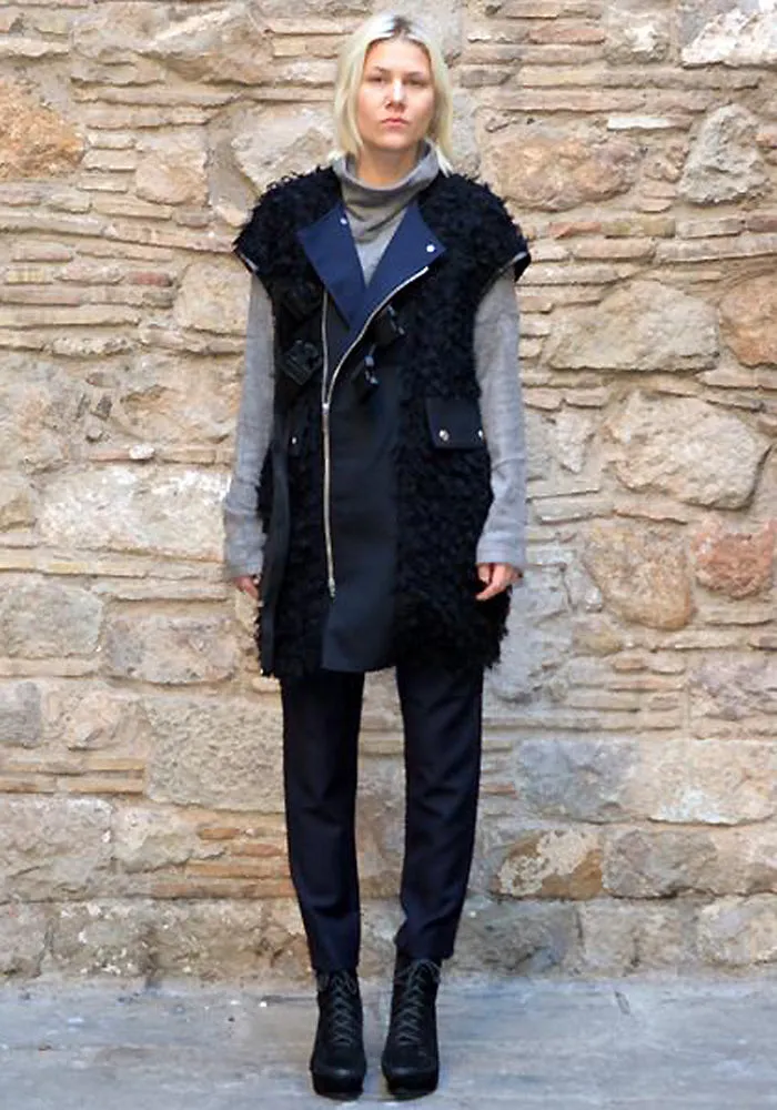 UJOH BELTED SHAGGY VEST BLACK