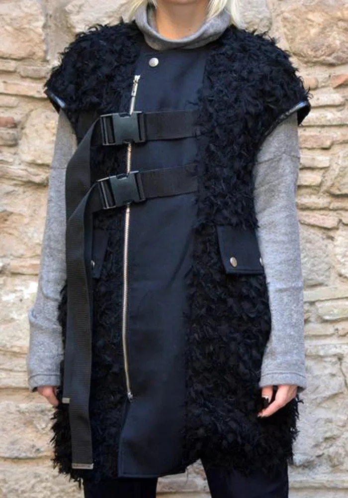 UJOH BELTED SHAGGY VEST BLACK